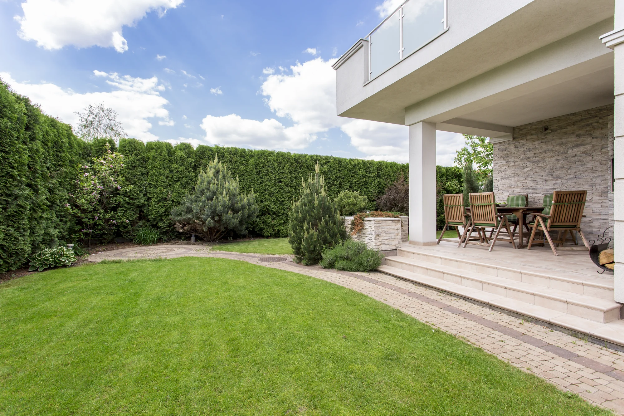 Landscaped backyard lawn and patio in Cottage Grove, MN